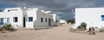 ein typischer Straßenzug in Caleta de Sebo auf La Graciosa