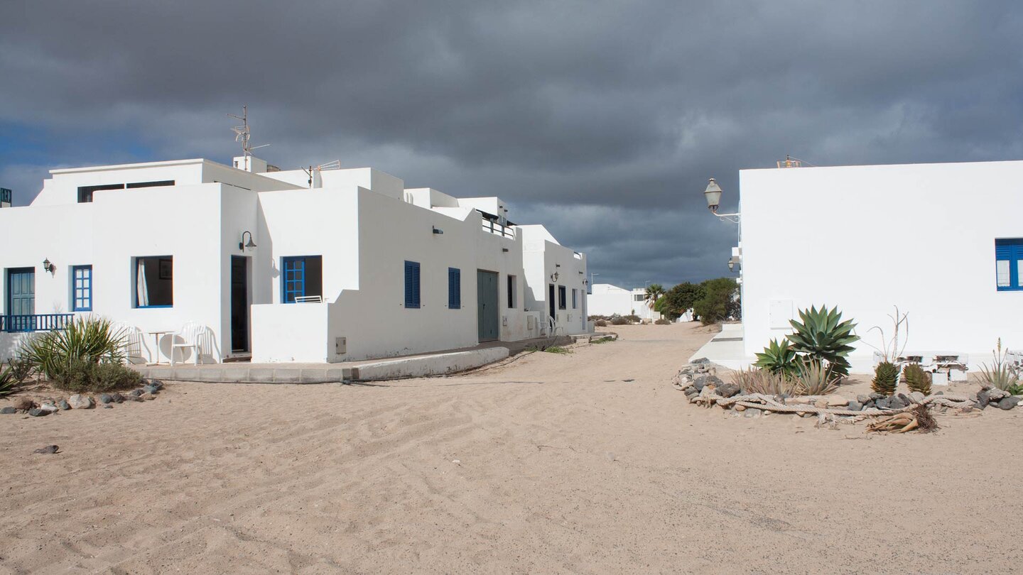 ein typischer Straßenzug in Caleta de Sebo auf La Graciosa