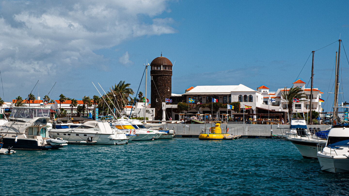 die Anlegestellen im Hafen von Caleta de Fuste auf Fuerteventura die Anlegestellen im Hafen von Caleta de Fuste auf Fuerteventura