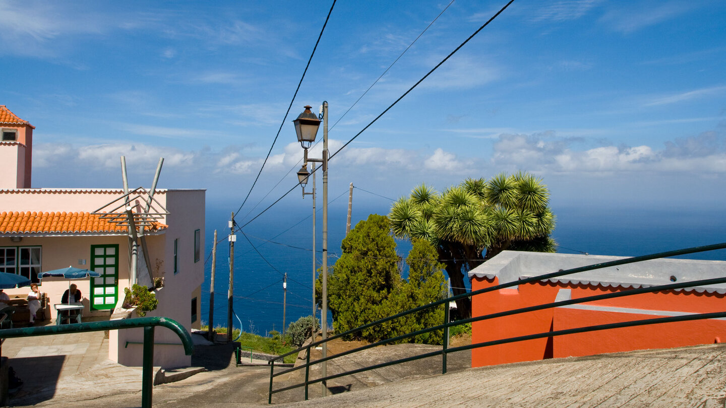 steile Gassen führen hinab zum Meer in Franceses auf La Palma
