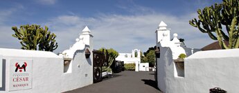 die Toreinfahrt der Fundación César Manrique auf Lanzarote