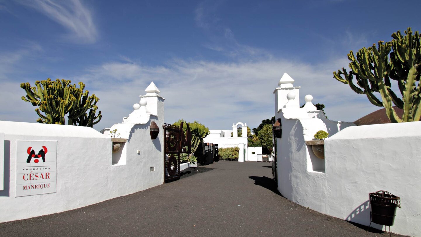 die Toreinfahrt der Fundación César Manrique auf Lanzarote die Toreinfahrt der Fundación César Manrique auf Lanzarote