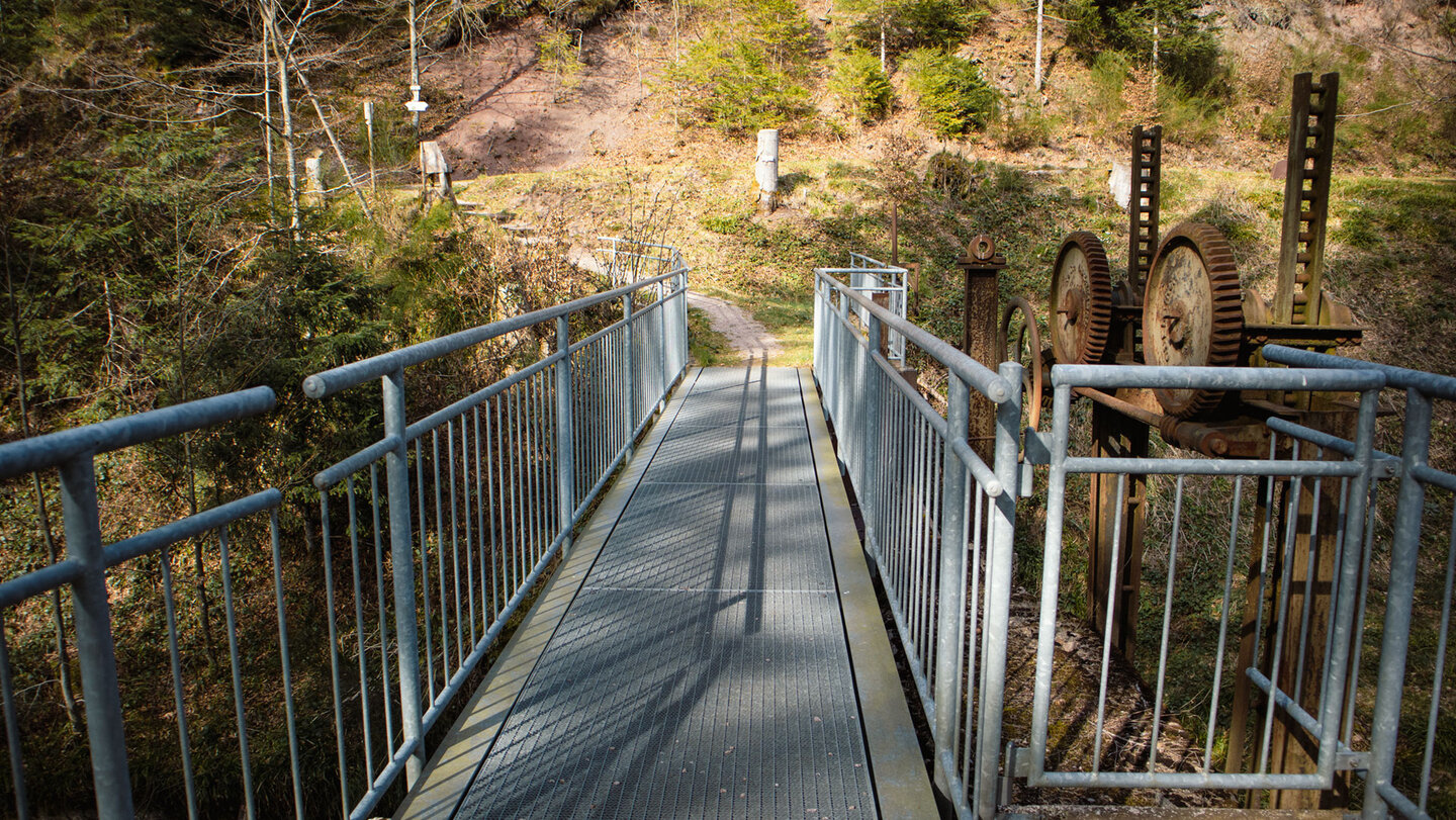 Brücke über das Stauwehr am Weiherplatz