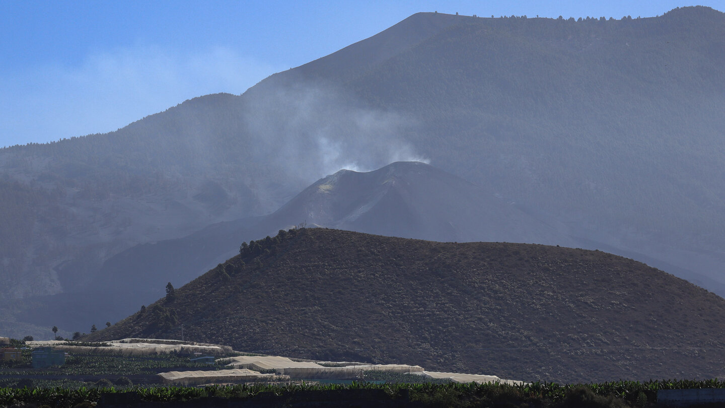 noch rauchender Schlot des Vulkans Tajogaite auf La Palma