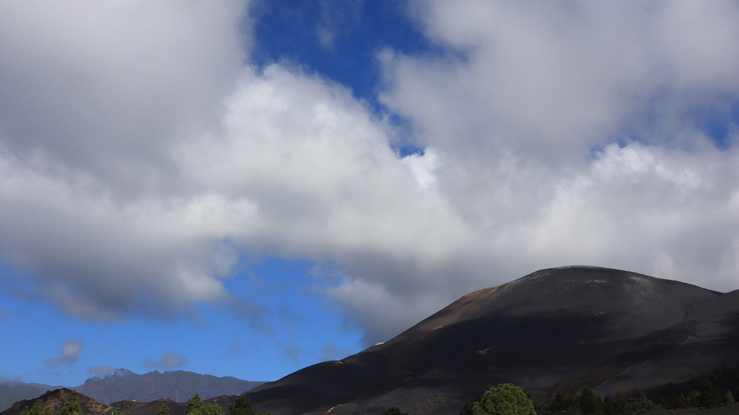 der Tajogaite auf La Palma mit Cumbre Vieja im Hintergrund