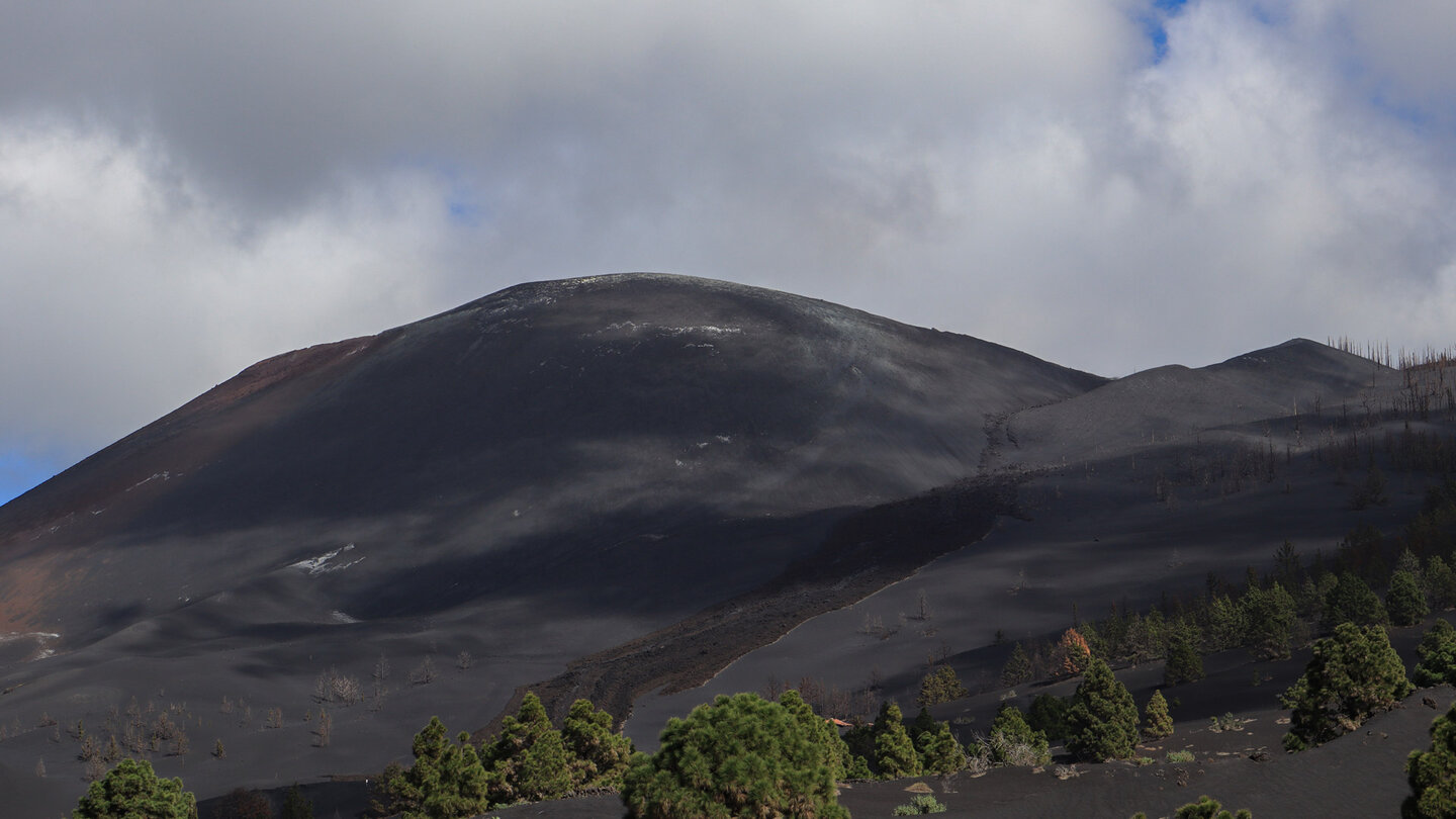 Blick auf erkalteten Lavafluss am Vulkan Tajogaite auf La Palma
