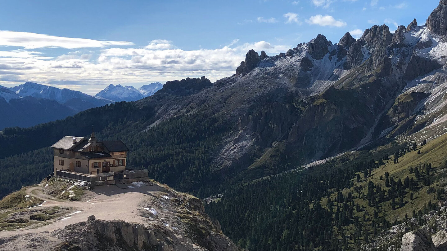 Paul-Preuss-Hütte in der stillen Welt der Rosengartengruppe Paul-Preuss-Hütte in den Dolomiten