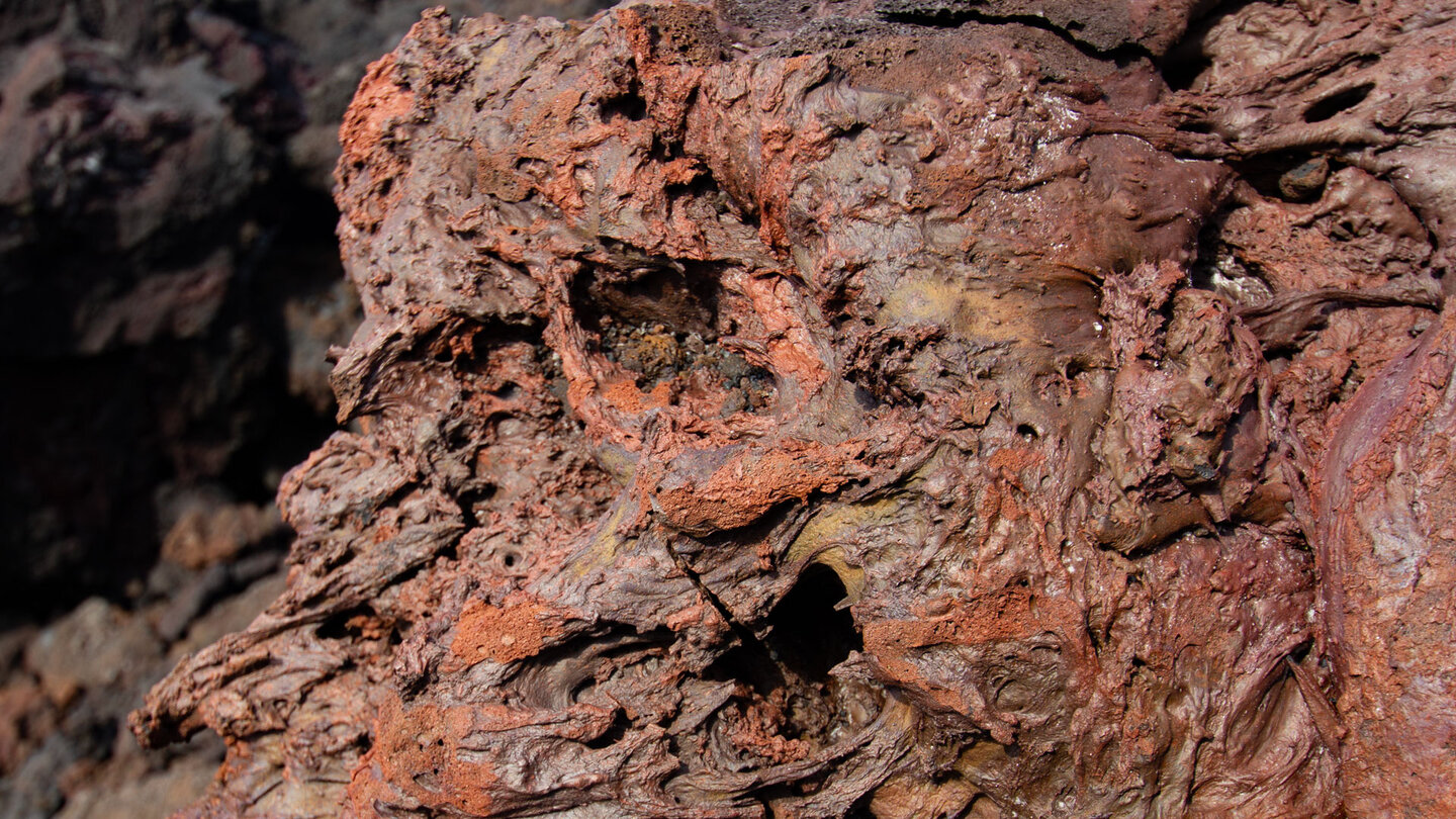 bunt gefärbte Formation aus Lavaschlacke