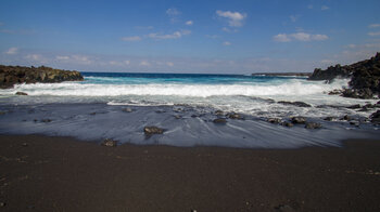 der schwarze Sandstrand Playa de la Madera ist der Ausgangspunkt der Ruta de Litoral von Norden