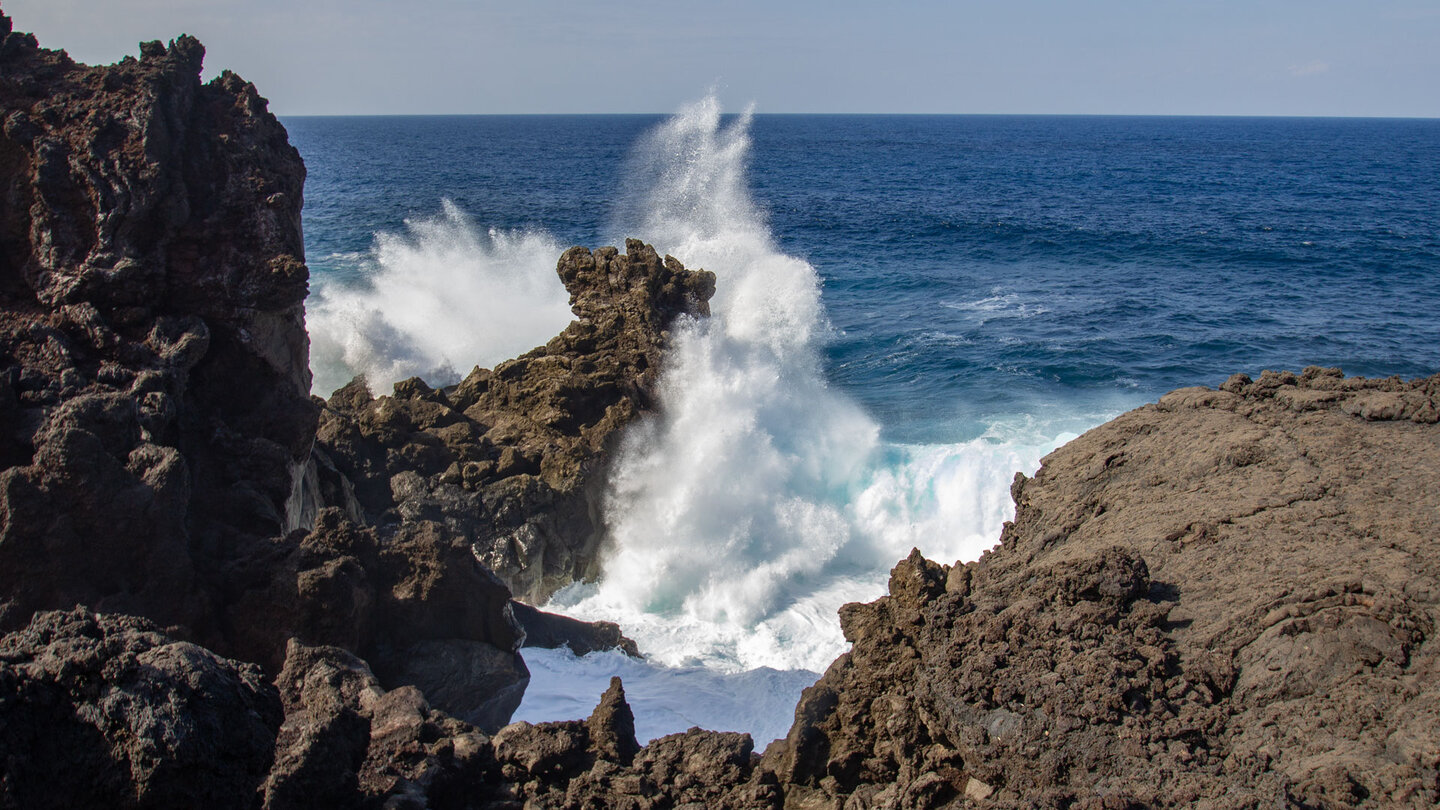 die Wellen brechen an beeindruckenden Felsformationen