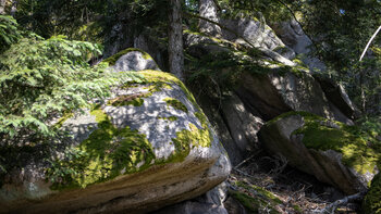 Felsformationen am Wanderweg bei Gausbach