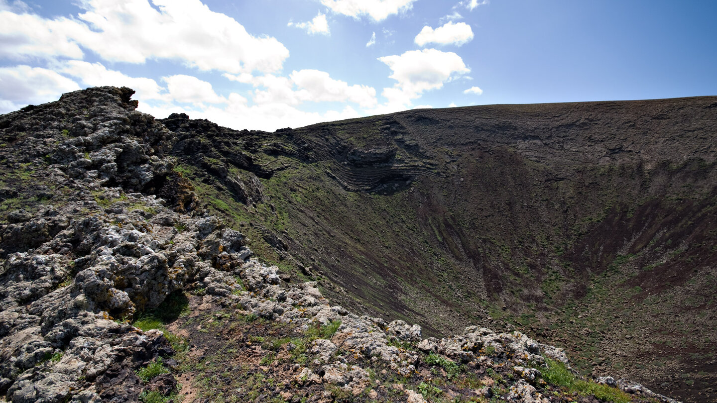Bklick in den rund 70 Meter tiefen Krater Calderón Hondo auf Fuerteventura