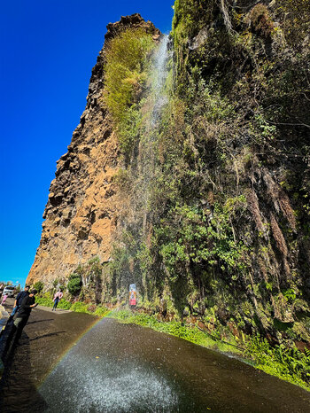 Regenbögen am Wasserfall Cascata dos Anjos ziehen viele Besucher an