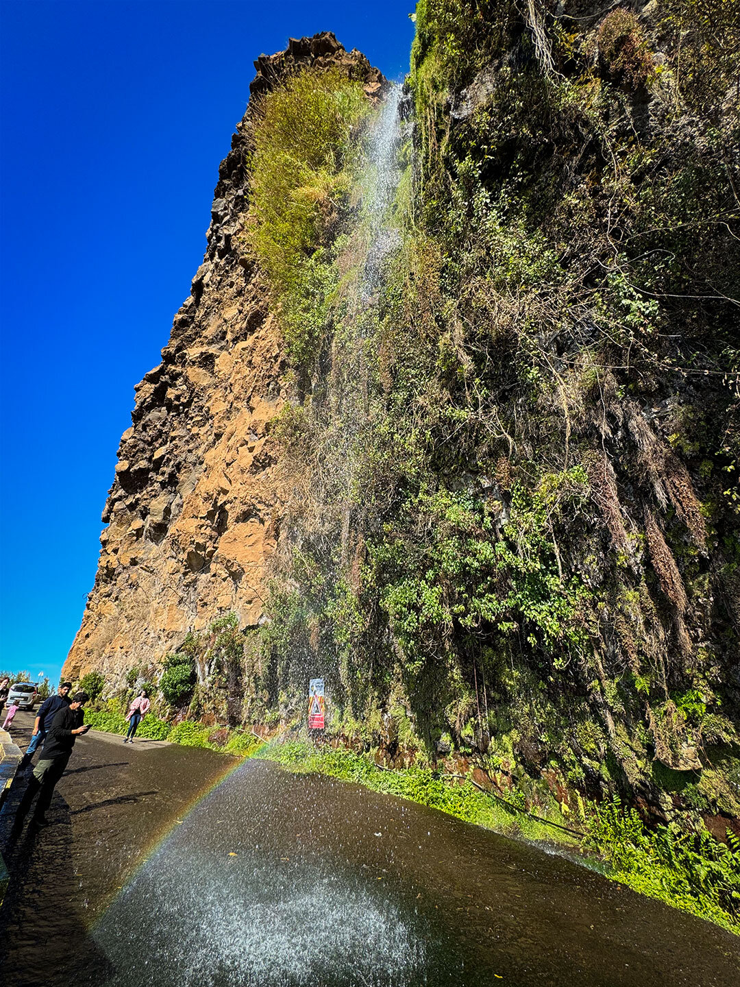 Regenbögen am Wasserfall Cascata dos Anjos ziehen viele Besucher an