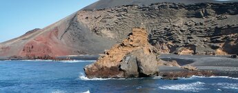 der Krater El Golfo auf Lanzarote mit Meeresbucht