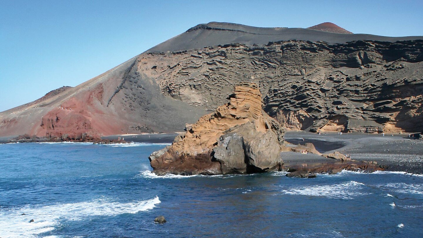 der Krater El Golfo auf Lanzarote mit Meeresbucht