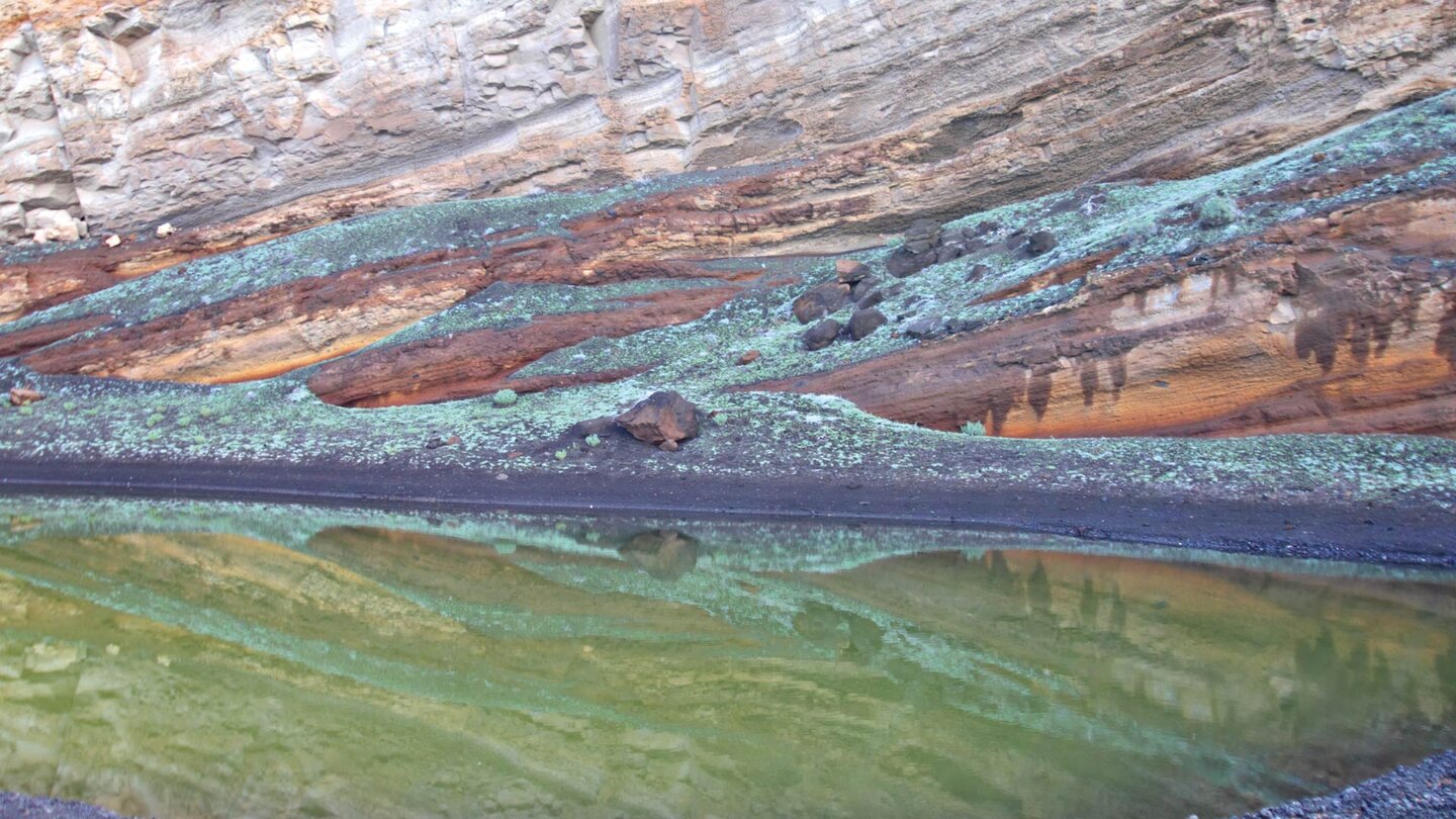 Algen färben das Wasser grün in der Lagune Charco de los Clicos im Krater El Golfo auf Lanzarote