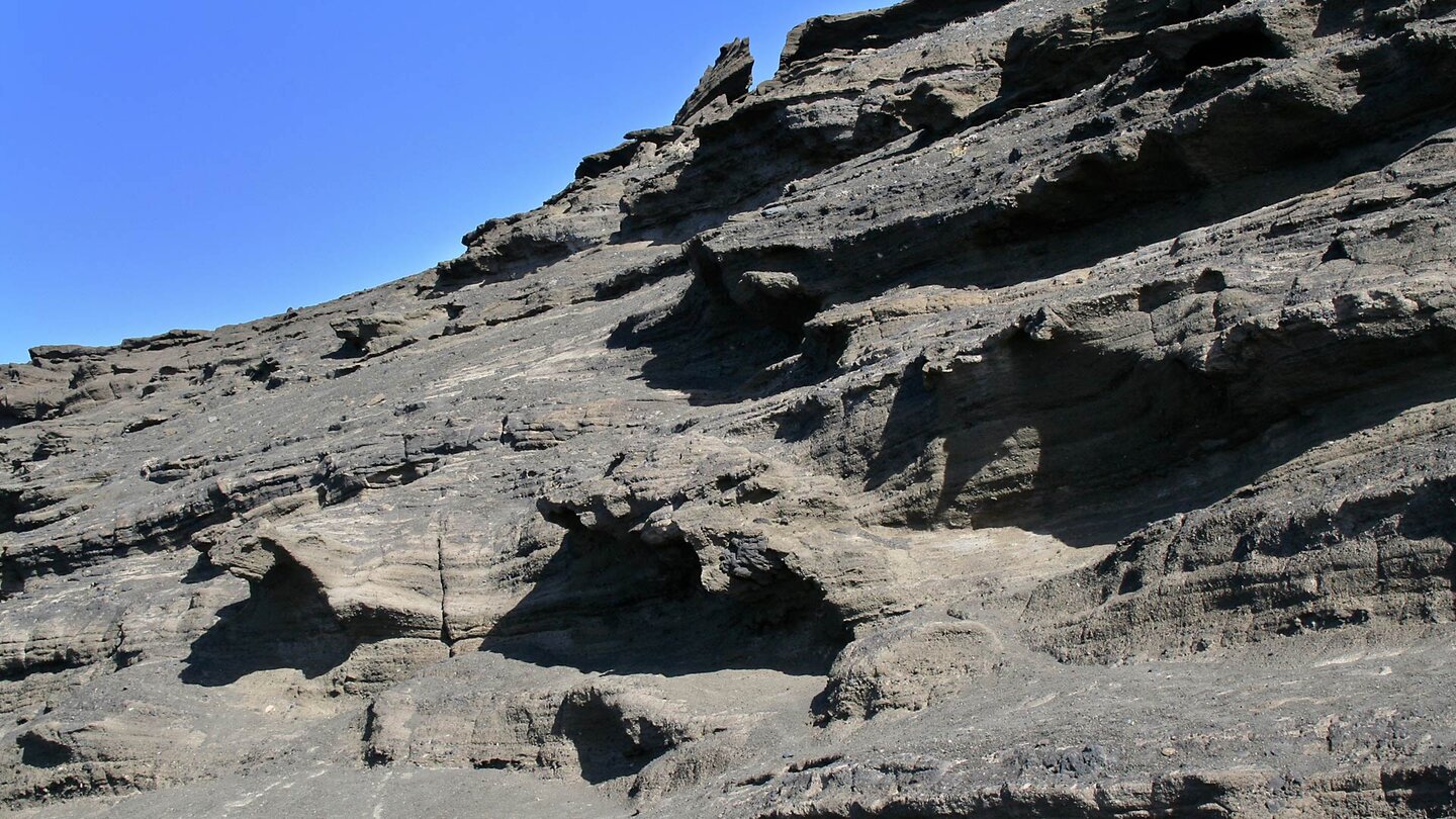 verschiedene Lavaschichten im Gestein am Krater El Golfo i Naturparl Los Volcanes
