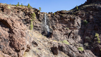 Ausblick auf einen trockenen Wasserfall am Wanderweg