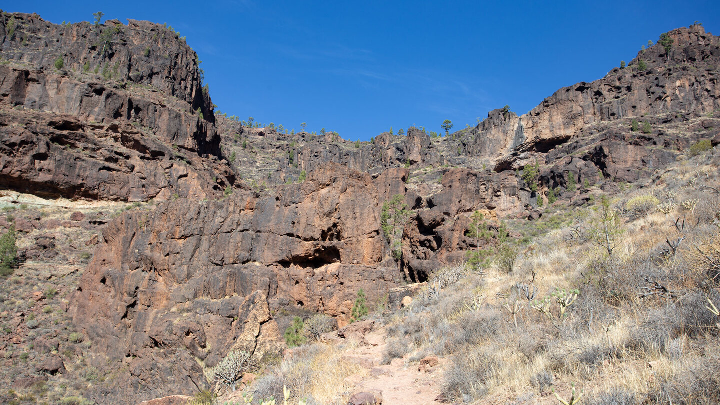 schroffe Felsklippen entlang der Wanderroute