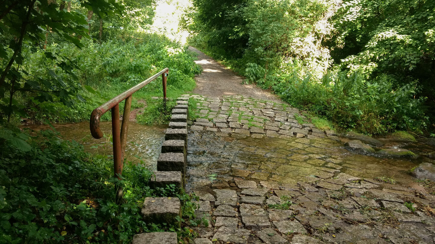 Trittsteine an der Grösselbachfurt im Enztal