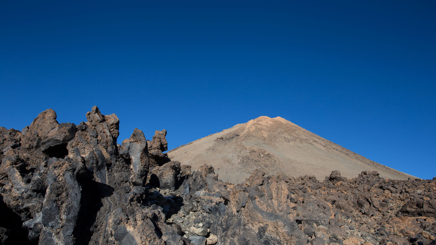 Blick zum Gipfel des Teide vom Wanderweg 11 im Nationalpark Blick zum Gipfel des Teide vom Wanderweg 11