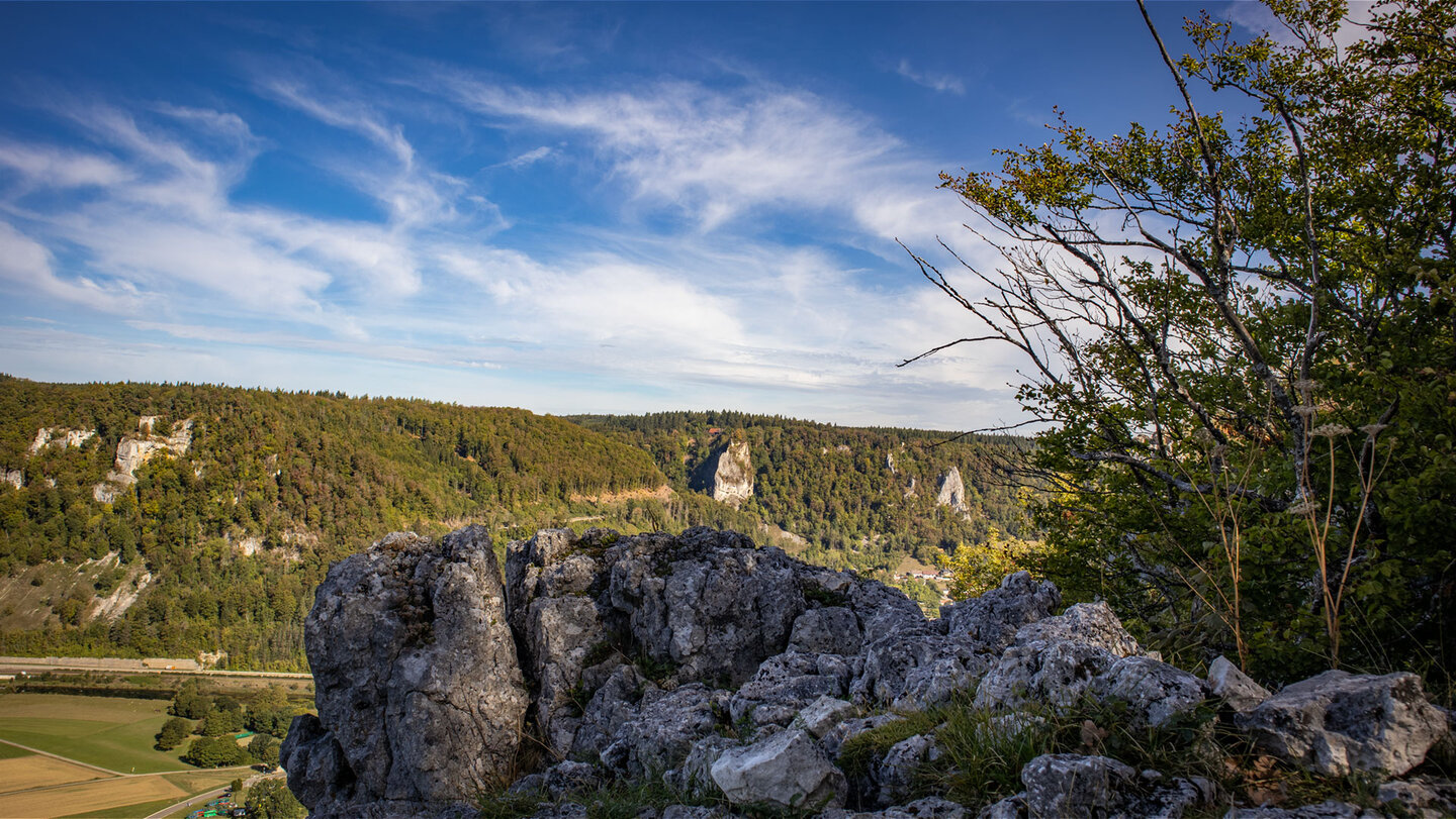 Weiter Panoramablick vom Verlobungsfels bei Hausen im Tal auf das Donautal mit Kalksteinfelsen und Albhängen