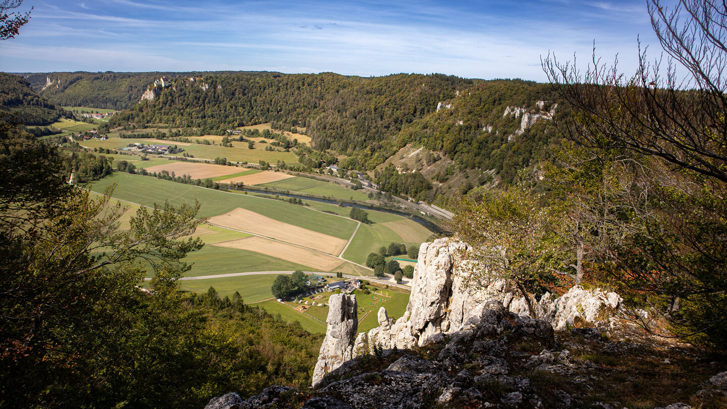 Weiter Panoramablick vom Eigerturm über das Obere Donautal mit Donauschleife, grünen Feldern und Schloss Werenwag im Hintergrund