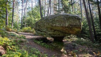 der Kleine Teufelstisch bei Eppenbrunn auf der Eulenfelsen-Tour