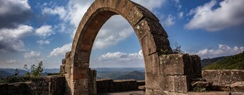 Steinerner Rundbogen auf der historischen Madenburg bei Eschbach in der Pfalz.