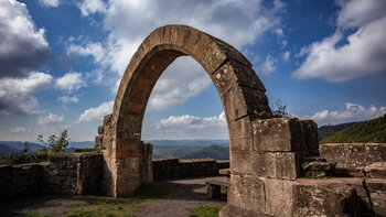 Steinerner Rundbogen auf der historischen Madenburg bei Eschbach in der Pfalz.