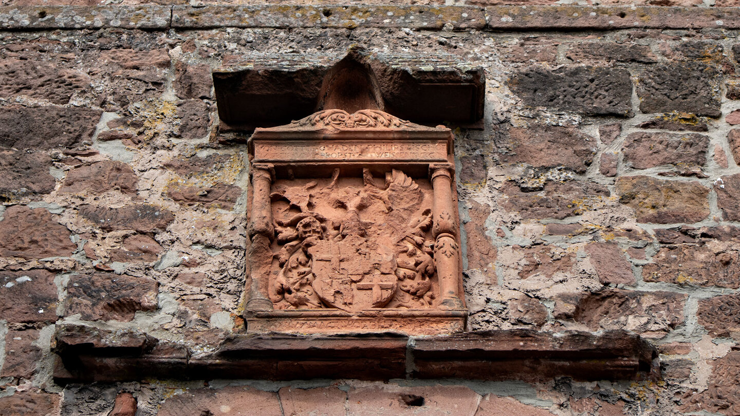 Wappenrelief des Bischoffs von Speyer am Eingangsportal der Madenburg