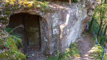 Felsenkammer im Burgfels der Wilgartaburg