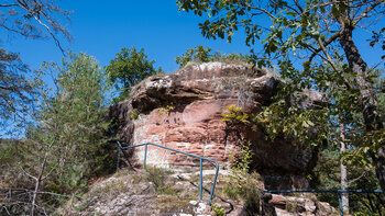 die Überreste der Wilgartaburg auf einem Ausläufer des Göckelbergs