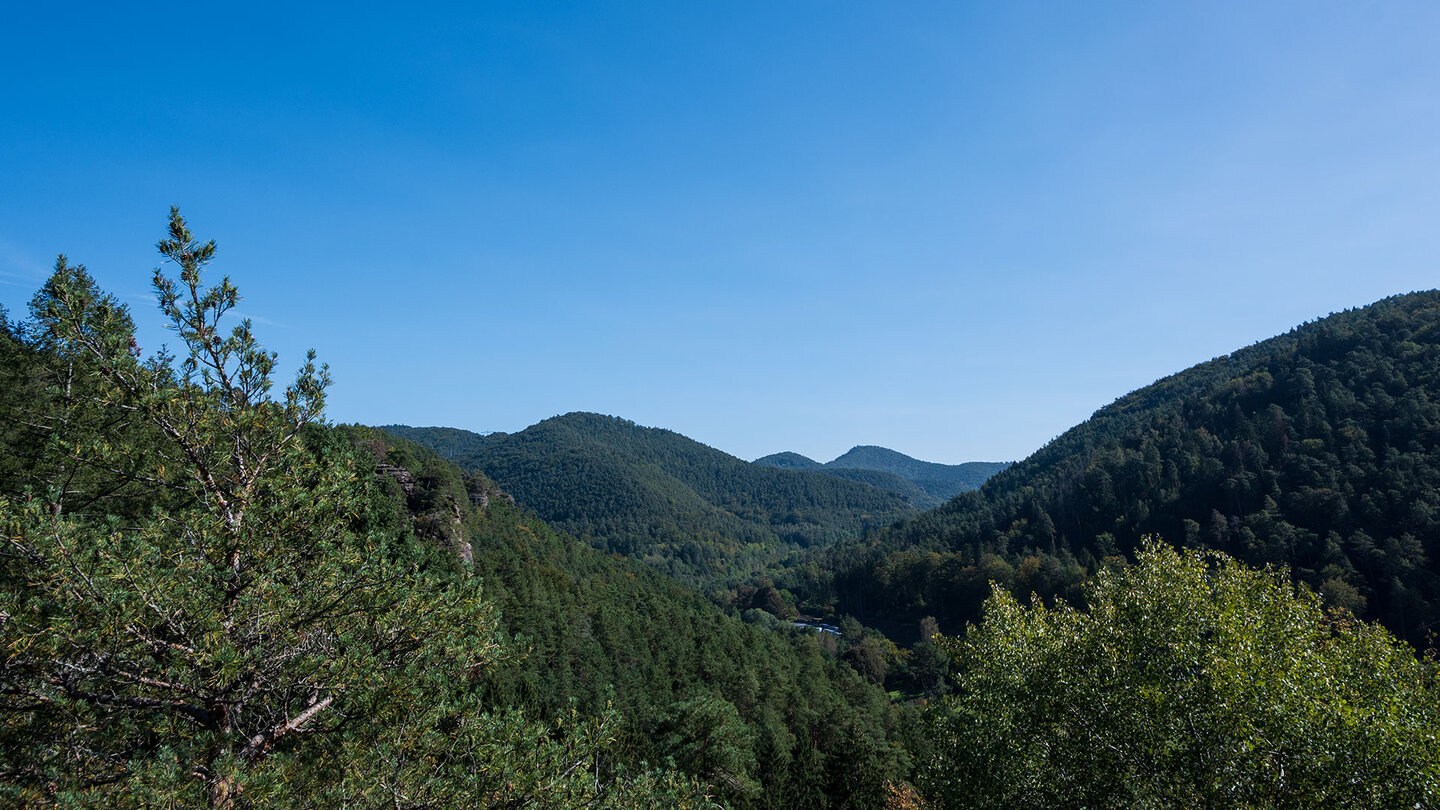 Blick von der Wilgartaburg zu den Drei Felsen im Queichtal