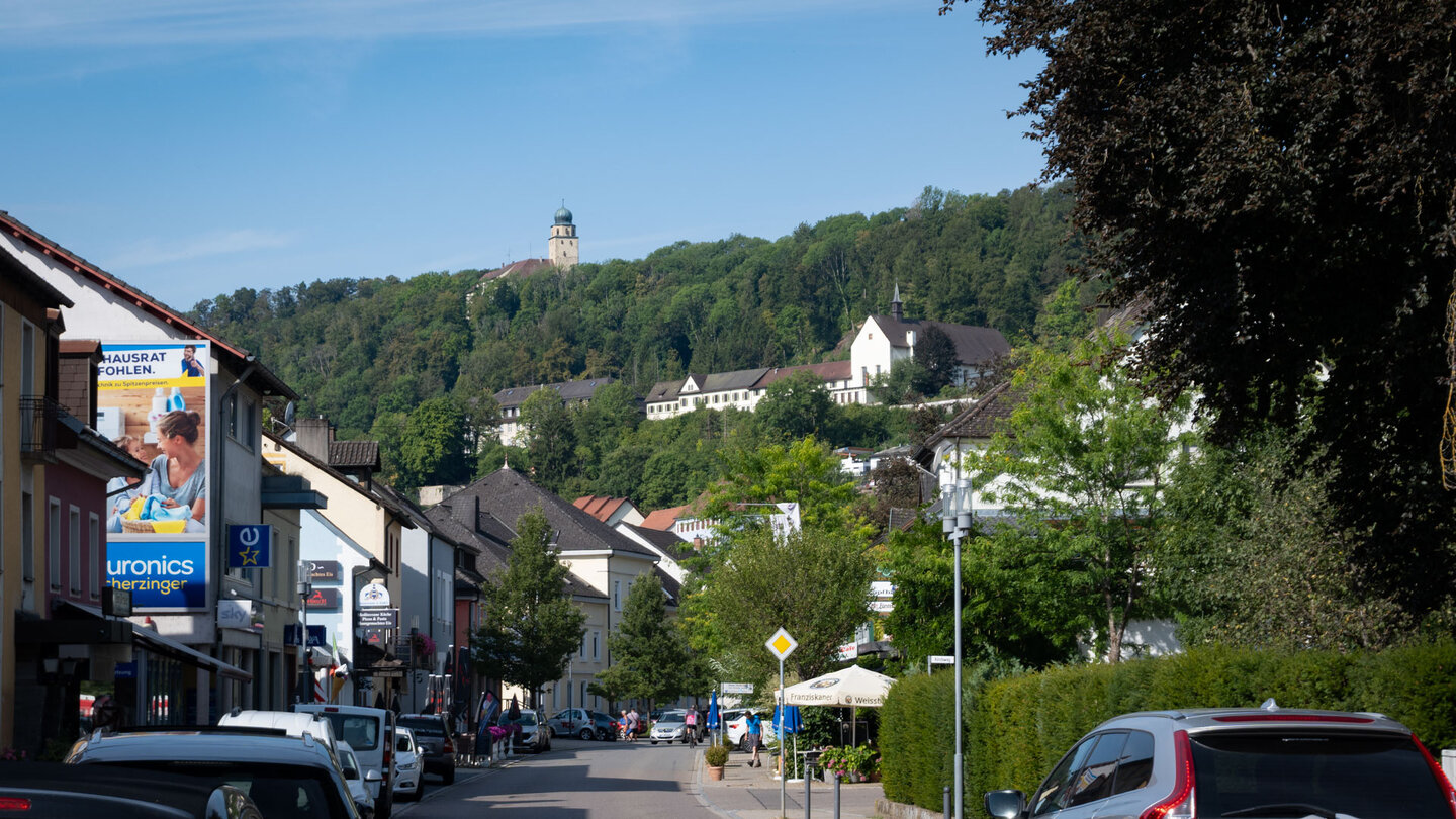 Straße in Stühlingen mit Blick auf das Schloss Hohenlupfen