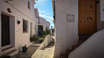 Wanderung in den Gassen von Frigiliana in der Provinz Málaga