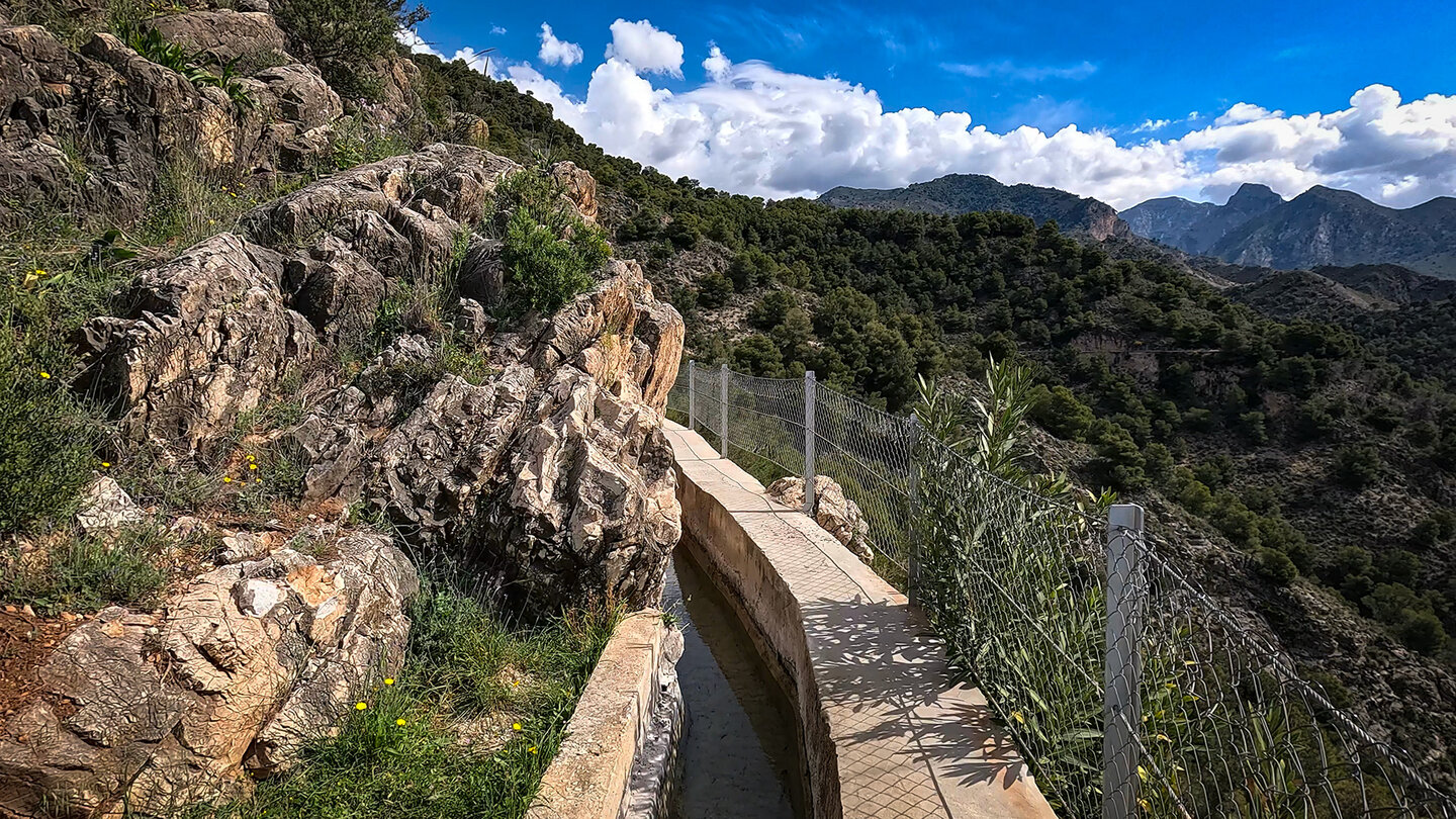 wandern am Wasserkanal Acequia Lízar zum Barranco del Arco in Frigiliana wandern am Wasserkanal Acequia Lízar zum Barranco del Arco in Frigiliana