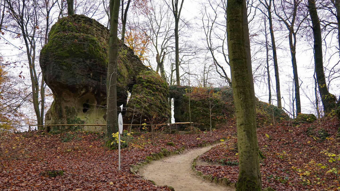 Blick vom Weg zum Felsengarten Sanspareil in der Fränkischen Schweiz Blick vom Weg zum Felsengarten Sanspareil