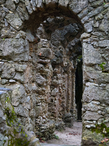 Seitengänge im Ruinentheater im Felsengarten Sanspareil