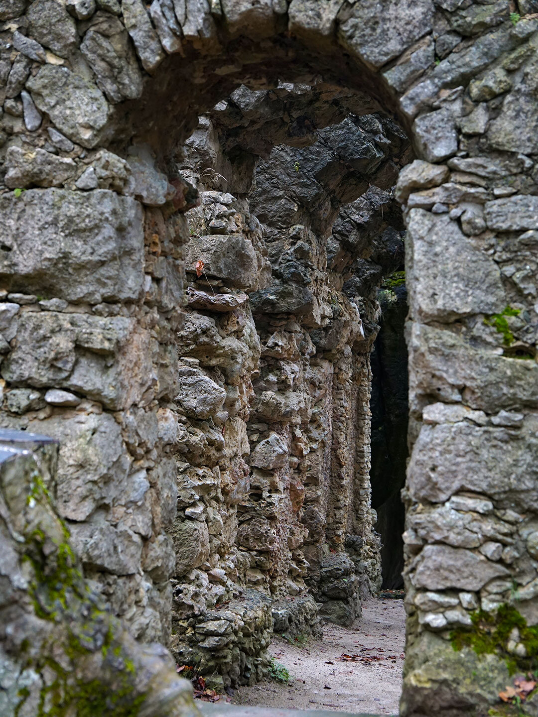die Seitengänge im Ruinentheater im Felsengarten Sanspareil Seitengänge im Ruinentheater im Felsengarten Sanspareil