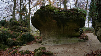 Wege umrunden die großen Steinformationen im Felsengarten Sanspareil