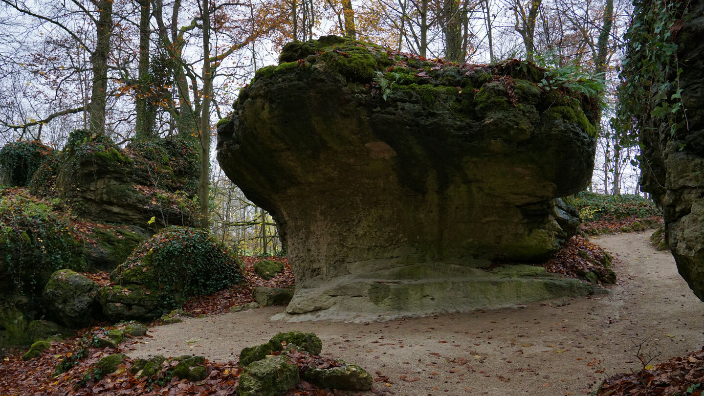 Wege umrunden die großen Steinformationen im Felsengarten Sanspareil in der Fränkischen Schweiz Wege umrunden die großen Steinformationen im Felsengarten Sanspareil