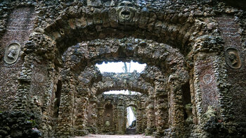 das Ruinentheater im Landschaftsgarten Sanspareil bei Wonsees