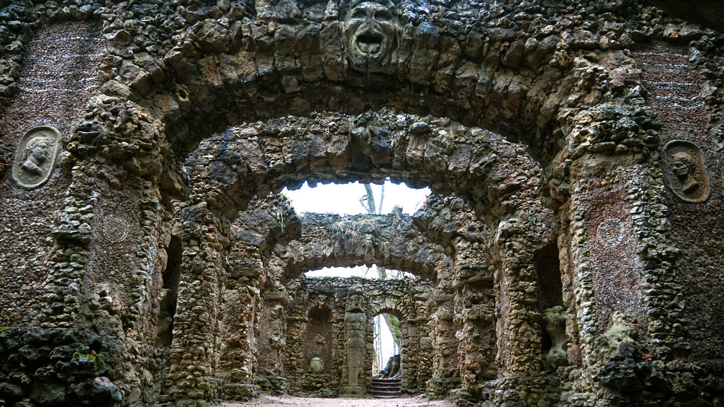 das Ruinentheater im Landschaftsgarten Sanspareil bei Wonsees in der Fränkische Alb das Ruinentheater im Landschaftsgarten Sanspareil bei Wonsees