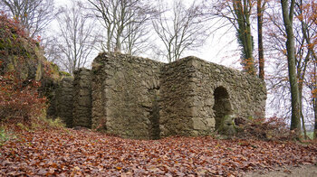 Mauern des Ruinentheaters im Felsengarten Sanspareil