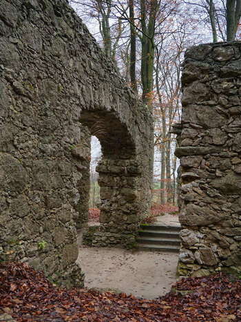 Blick durch die Seiten des Ruinentheaters im Felsengarten Sanspareil
