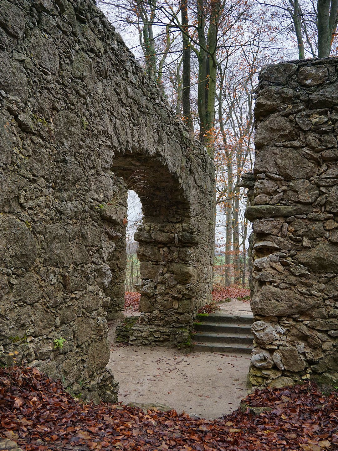 der Blick durch die Seiten des Ruinentheaters im Felsengarten Sanspareil Blick durch die Seiten des Ruinentheaters im Felsengarten Sanspareil