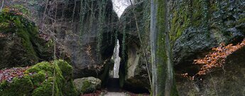 Treppenweg führt durch die Felsen im Felsengarten Sanspareil