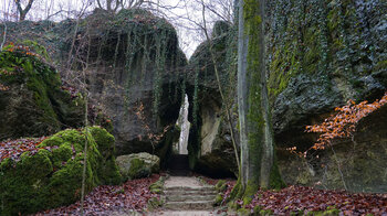 Treppenweg führt durch die Felsen im Felsengarten Sanspareil